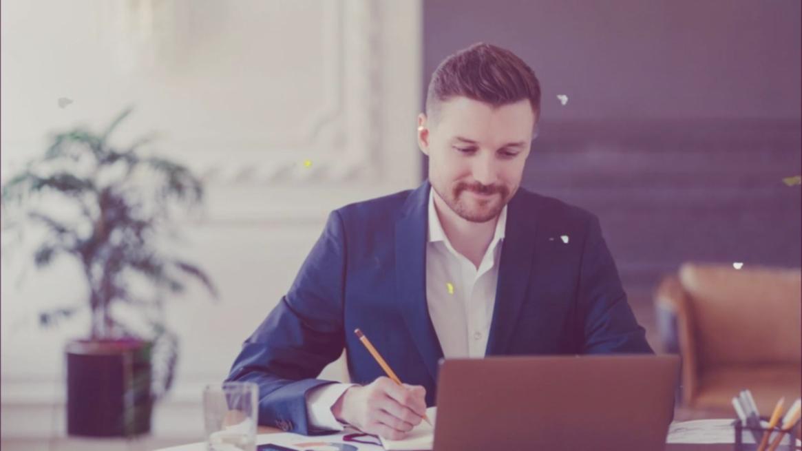 Estudiante trabajando con hojas de cálculo financieras