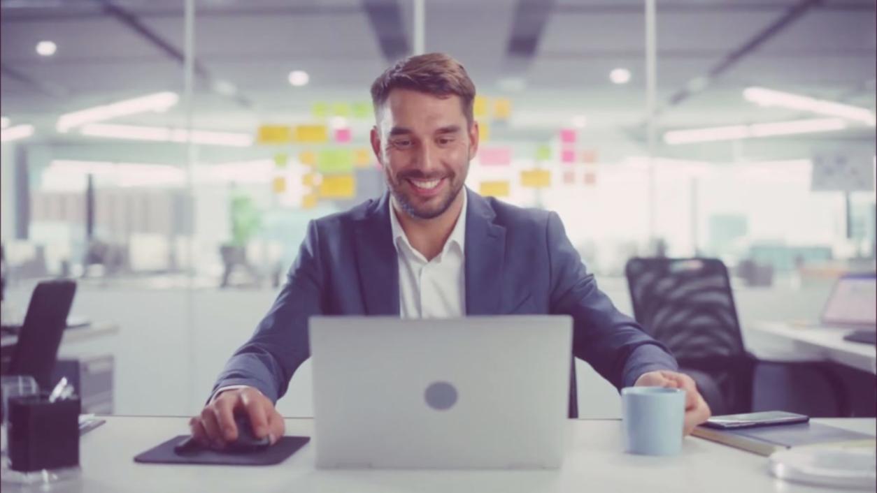 Estudiante trabajando en análisis financiero con hojas de cálculo