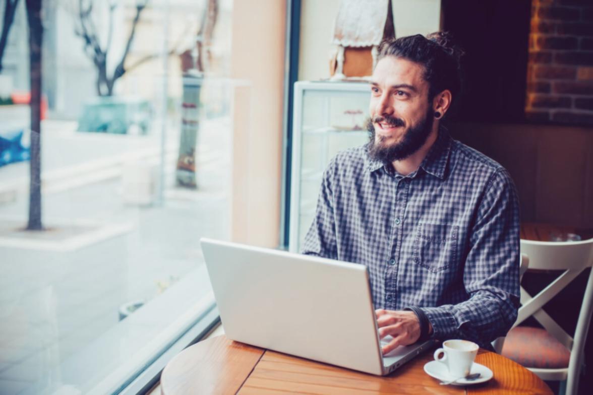 Estudiante trabajando en análisis financiero con hojas de cálculo avanzadas