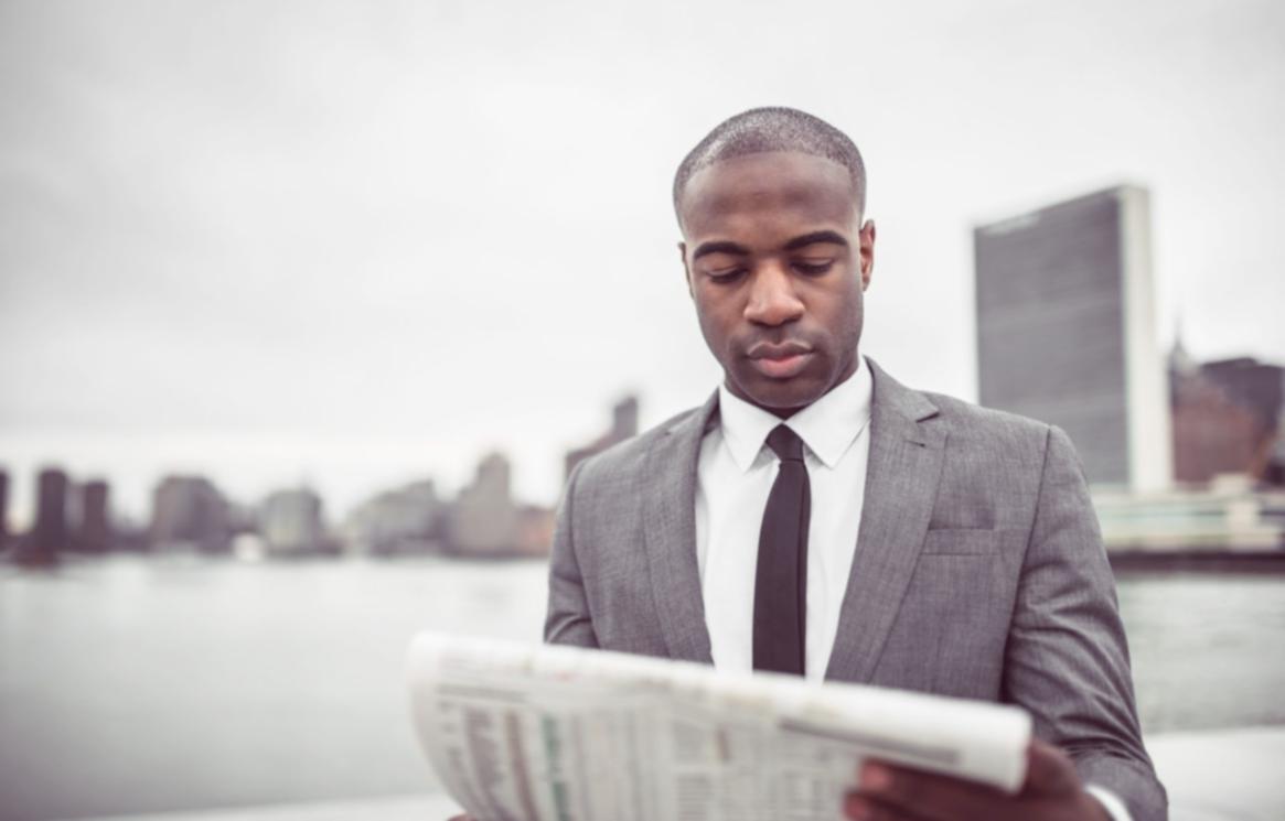 Espacio de trabajo con hojas de cálculo para aprendizaje financiero