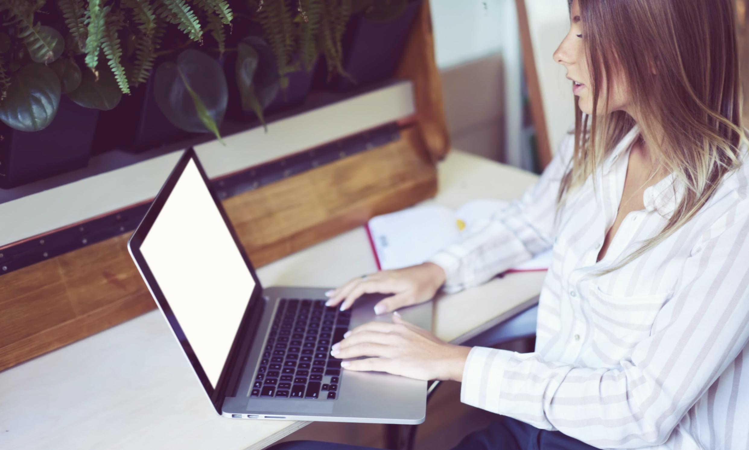Estudiante trabajando en análisis financiero con hojas de cálculo